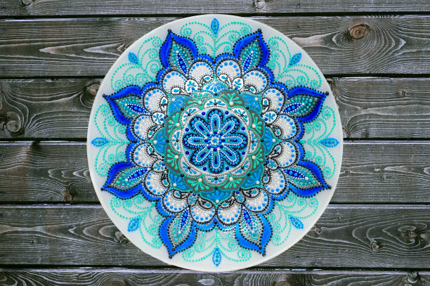 装饰陶瓷板，用丙烯酸漆手绘在木制背景上。特写与文本的位置。图片下载