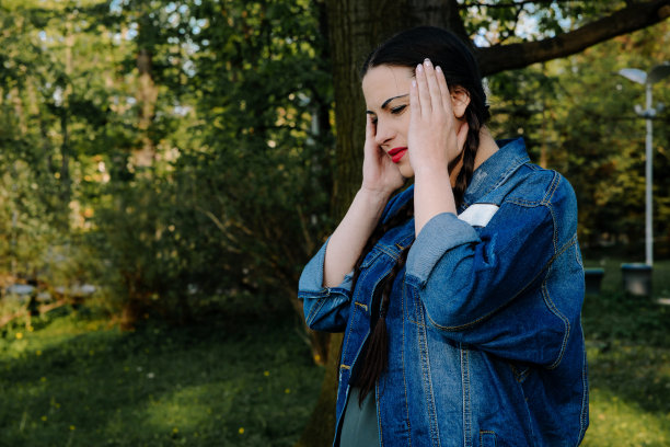 孕妇头痛。女人紧紧地抱着她的头，她感到很痛。图片下载