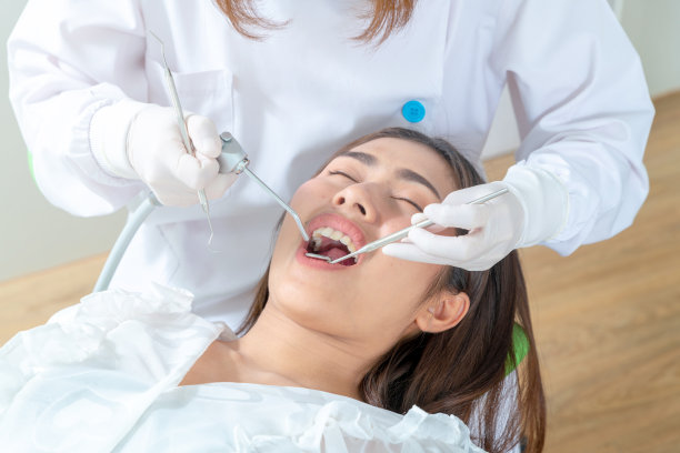 牙医对病人的口腔健康持积极态度的肖像图片下载