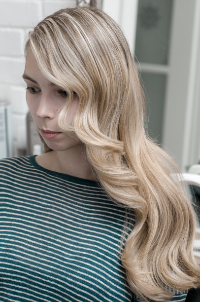 金发女孩，长头发，波浪发型图片下载