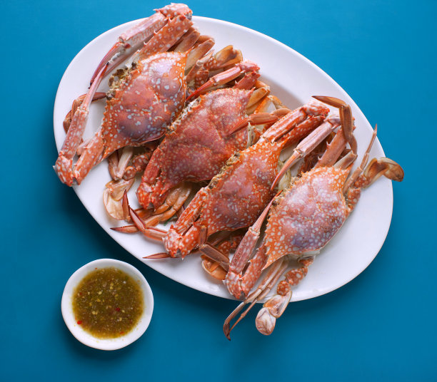 蓝蟹，肉，蟹，蟹肉海鲜，清蒸，清蒸螃蟹在调色板与海鲜蘸酱图片下载