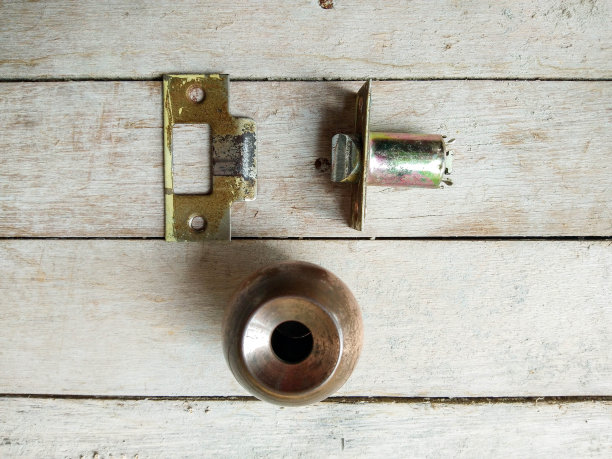 门锁的一部分隔离在木头上图片下载