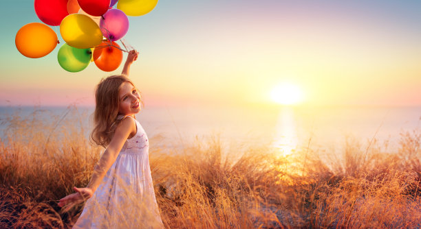 快乐的孩子在自由与气球在日落图片下载