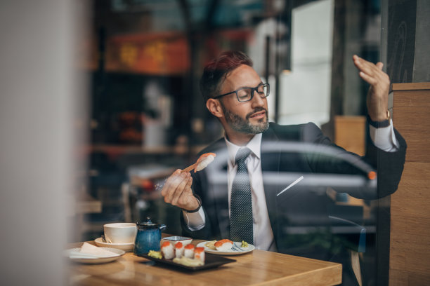 商人坐在寿司吧里图片下载