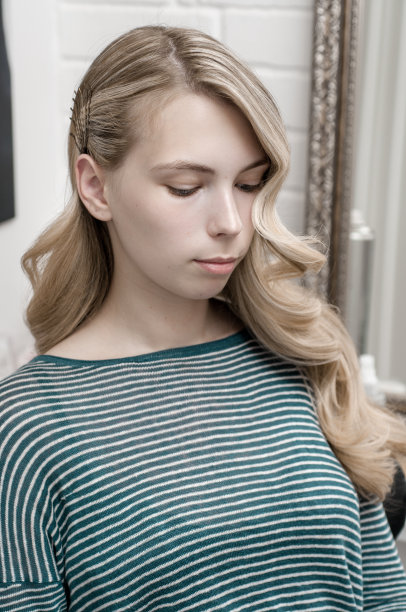 金发女孩，长头发，波浪发型图片下载