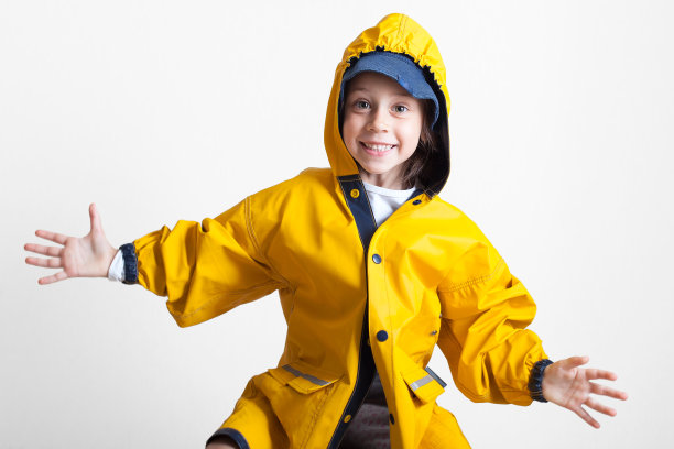 Builder伸出大拇指。那孩子打扮得像个建筑工。未来的职业。职业生涯指导。快乐成功的建设者。的职业生涯。在建筑业的业务。该财产。孩子的游戏。图片下载