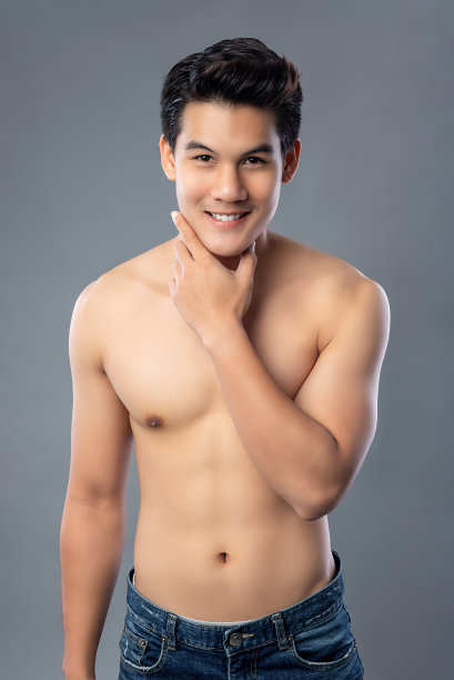 赤裸上身微笑的英俊亚洲男人的肖像图片下载