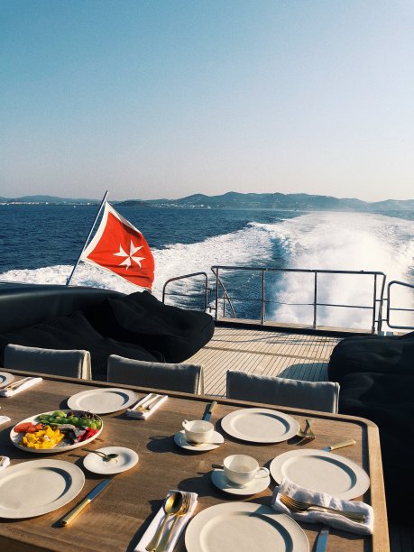 游艇上的早餐图片下载