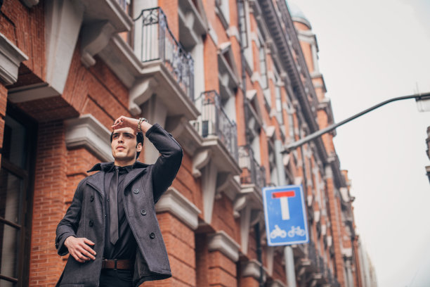 英俊的现代男人看在远处图片下载