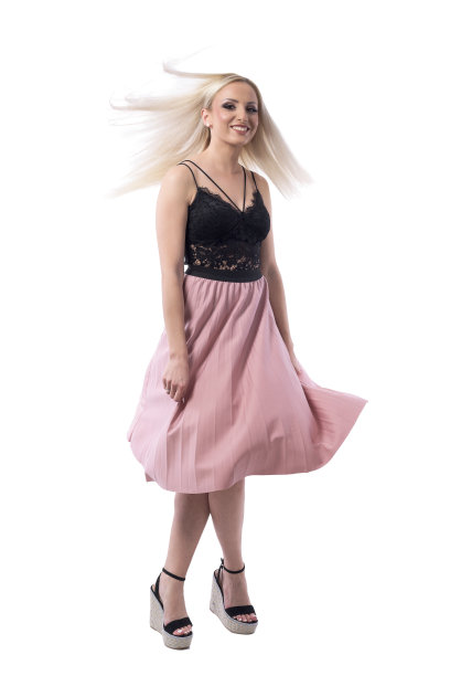 迷人的金发女郎穿着夏装，飘逸的头发翩翩起舞。图片下载