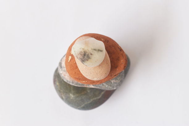 白色背景上的石头构图图片下载