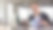 年轻女子在办公室偷偷看杂志，懒惰员工逃避工作图片下载