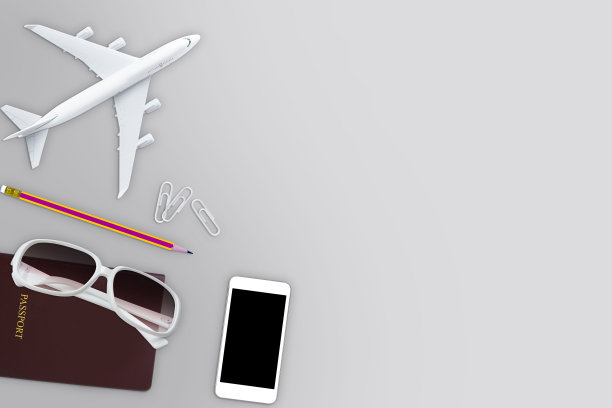 旅行对象平铺在灰色背景与复制空间图片下载