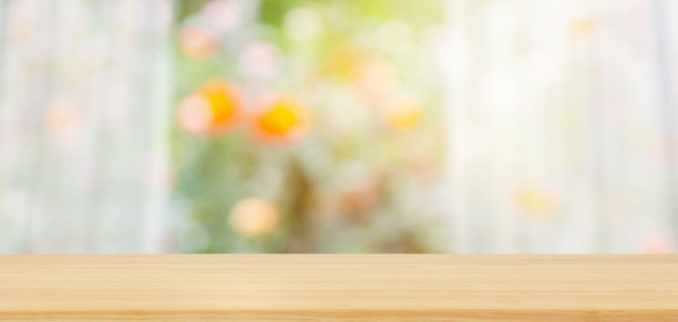 空木桌面与模糊的白色窗帘窗户和绿色花园背景产品展示模板图片下载