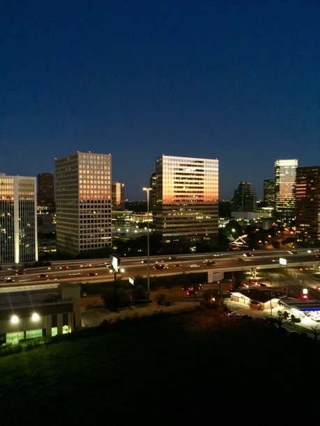 清晨的日出映照出城市的天际线图片下载