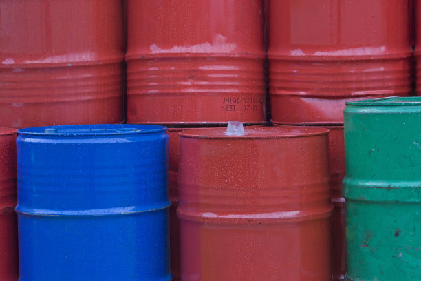 装满各种机械油的金属箱图片下载
