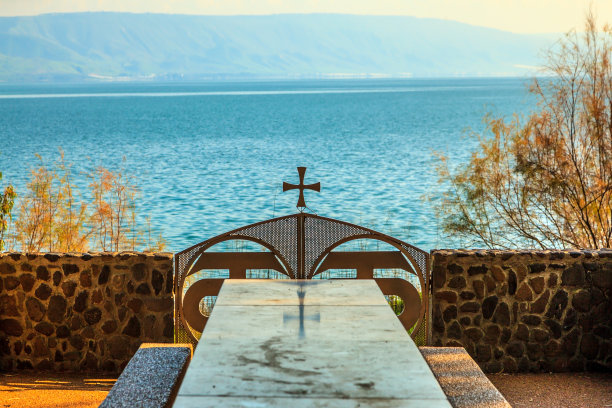 加利利海滩边的朝圣者餐桌图片下载