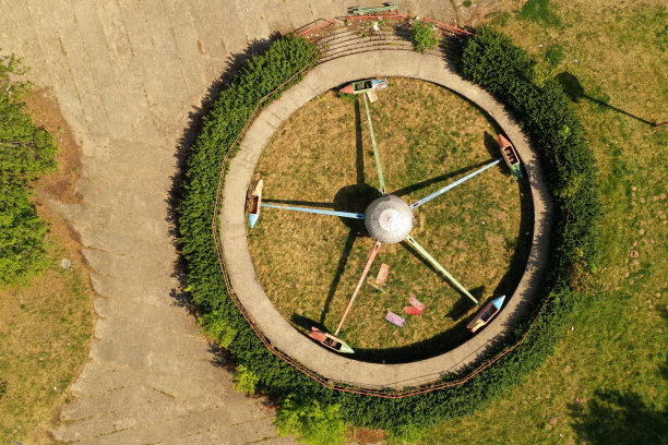 一个古老的游乐园图片下载