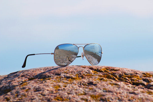 海滩上的太阳镜图片下载