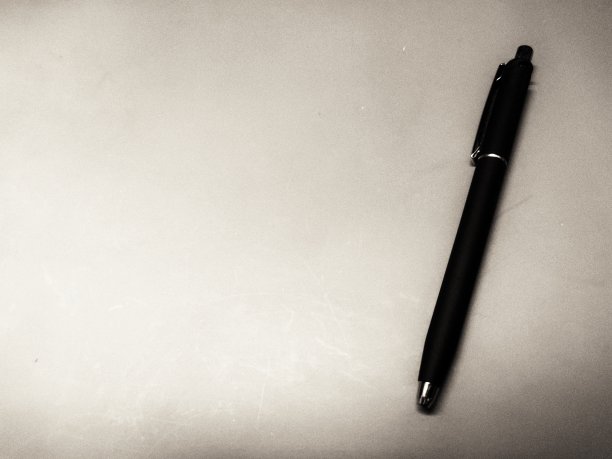 黑色和白色复古风格化的形象的笔与文本的复制空间。程式化的复古颗粒效果。图片下载