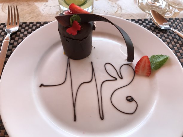 巧克力和草莓的美味甜点图片下载