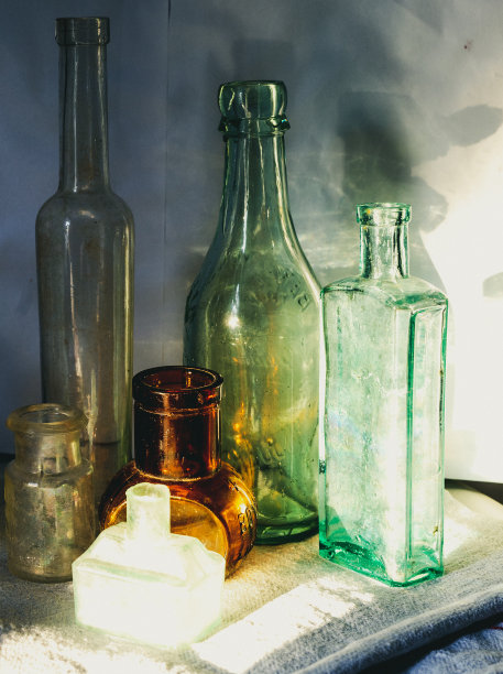 在阳光和阴影中收集古董瓶。关闭了。图片下载