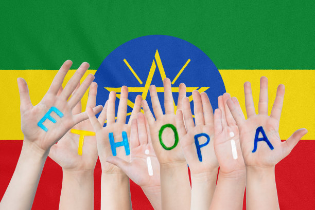 在埃塞俄比亚国旗的背景下，在孩子们的手上题词埃塞俄比亚图片下载