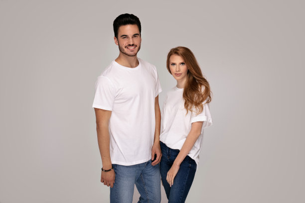 快乐的年轻夫妇在工作室一起摆姿势。图片下载