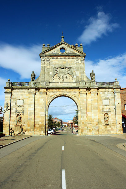 西班牙莱昂市的圣贝尼托拱门。图片下载