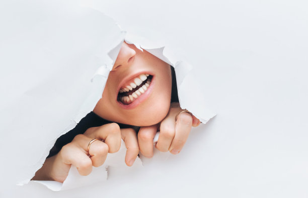 女人脸上露出惊恐的神色。愤怒和绝望。折磨，哭泣，痛苦和尖叫的概念。折扣，买家，购物，黑色星期五。图片下载