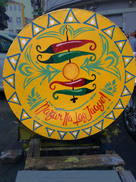 在孟买堡，挂着柠檬和辣椒的画被绑在一根线上图片下载