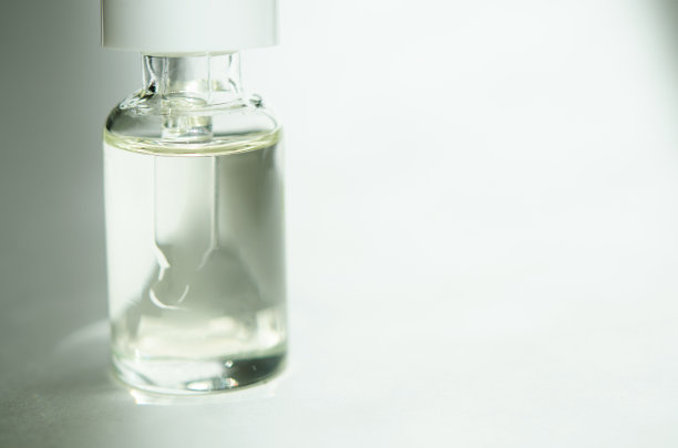 化妆或医疗用的玻璃瓶，在白色背景上带移液管。皮肤护理的概念。自然光硬，阴影深。——图片图片下载