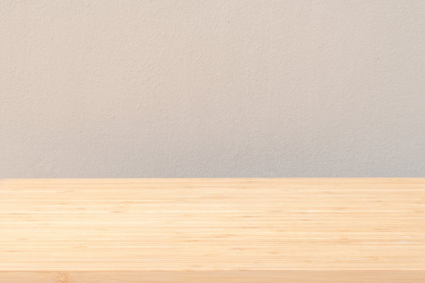 木质桌面纹理孤立在混凝土墙背景上图片下载