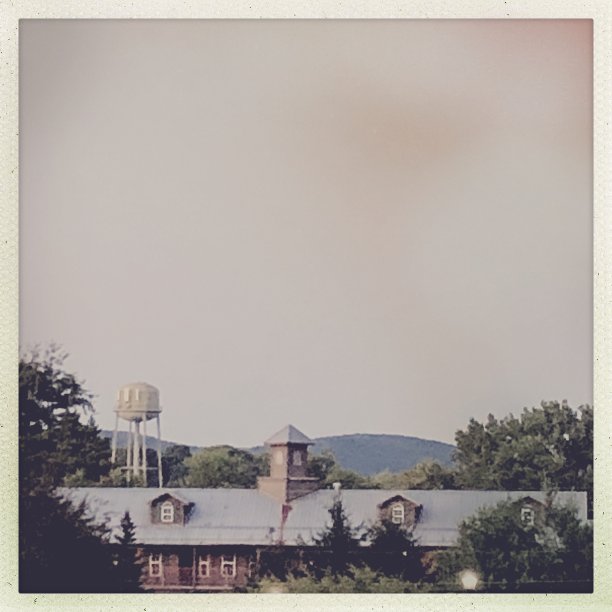 田园风光，有屋顶和水塔图片下载