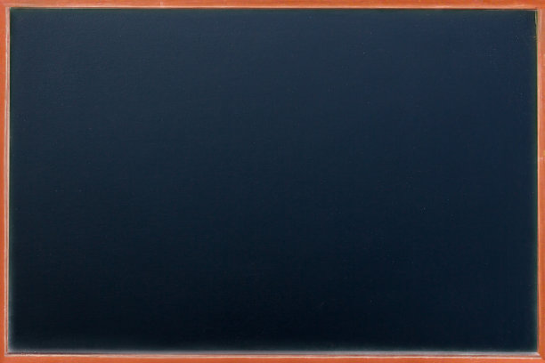 空白粉笔板背景/空白。黑板上的背景。黑板上纹理。黑板或学校的黑板用于背景，背景，墙纸。图片下载