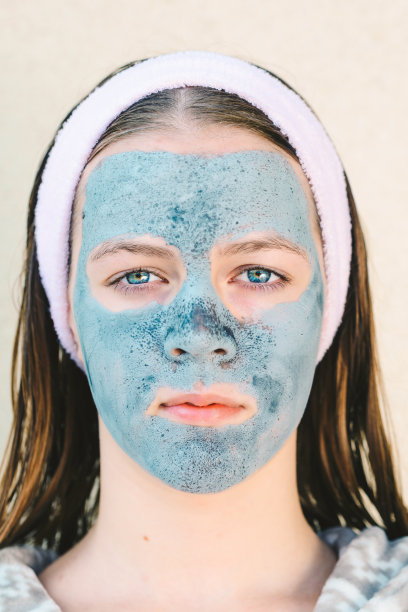 水疗妇女敷面膜泥。美容。图片下载