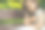 在户外阅读圣经。一个基督教女孩手里拿着圣经，坐在长凳上。信仰、灵性和宗教的概念图片下载