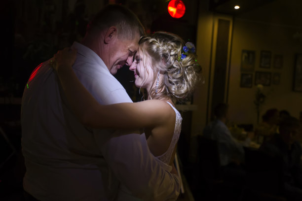 新娘与父亲共舞。新娘和父亲图片下载