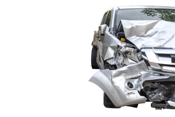 前面的浅灰色汽车与皮卡有重大损坏和损坏的道路上，在早上时间，不能再驾驶停车场等待保险官员。隔离在白色背景保存与剪辑路径图片下载