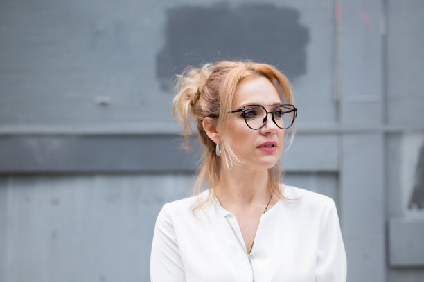 照片漫步在城市在夏天阴天的天气。图片下载