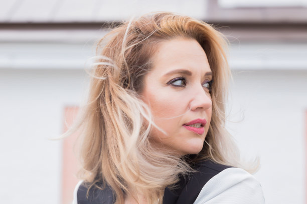 照片漫步在城市在夏天阴天的天气。图片下载