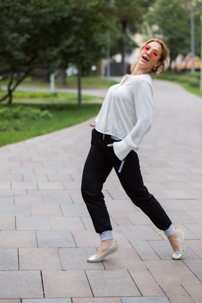 照片漫步在城市在夏天阴天的天气。图片下载