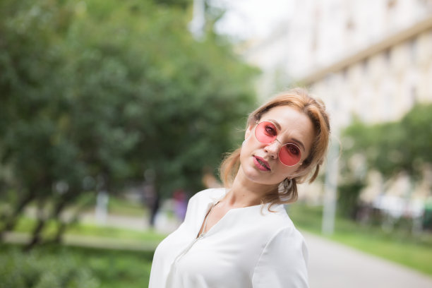 照片漫步在城市在夏天阴天的天气。图片下载