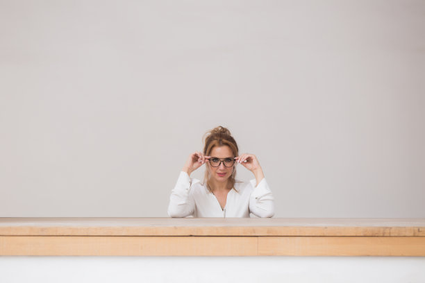 照片漫步在城市在夏天阴天的天气。图片下载