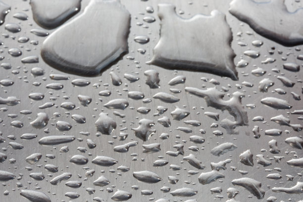 照片纹理水滴在划痕的金属上。宏图片下载