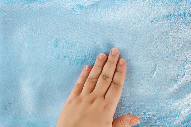 手触摸织物。概念触摸，触感，感觉。图片下载