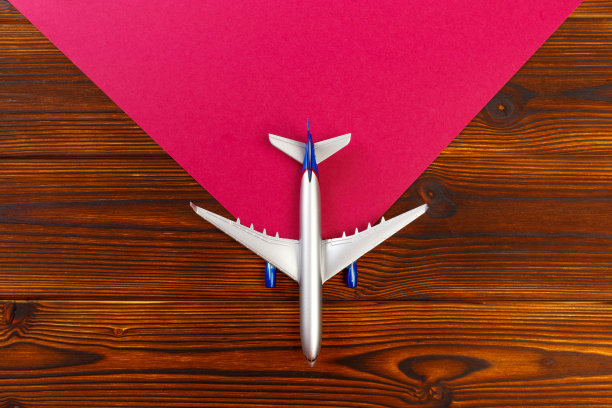 俯视图照片的玩具飞机在木制的背景-图像图片下载