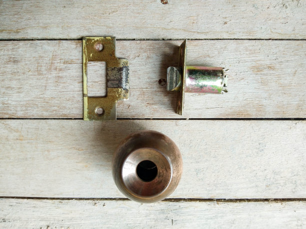 门锁的一部分隔离在木头上图片下载