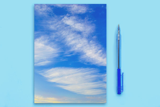 笔和一张纸。平躺图片下载