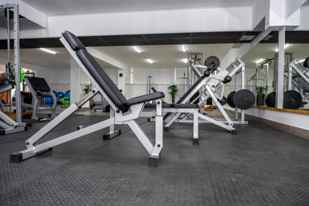 不同运动器材在现代健身房的特写图片下载